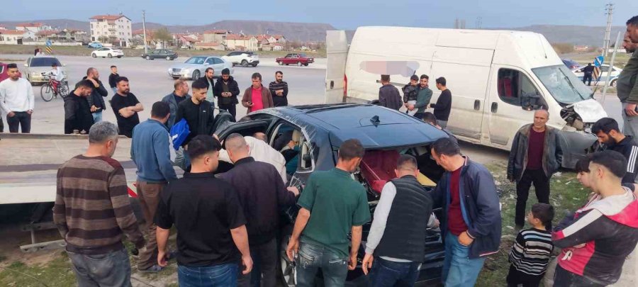 Makam Aracıyla Kaza Yapan Belediye Başkanı Ağır Yaralandı