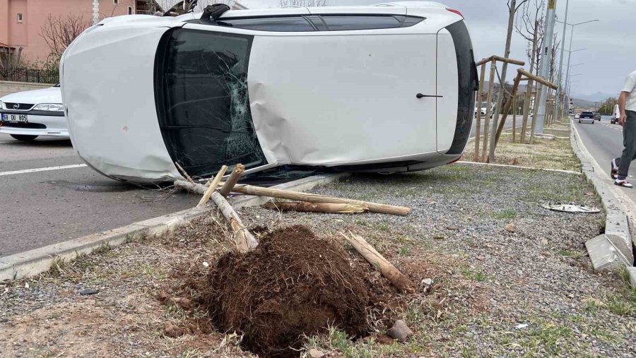 Kontrolden Çıkan Otomobil Refüje Devrildi, Yaralı Sürücü Kaçtı