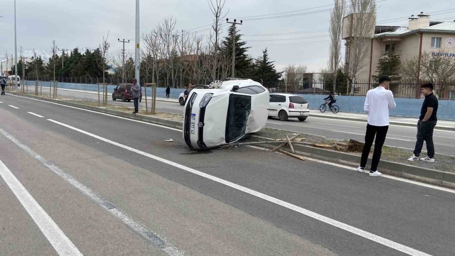Kontrolden Çıkan Otomobil Refüje Devrildi, Yaralı Sürücü Kaçtı