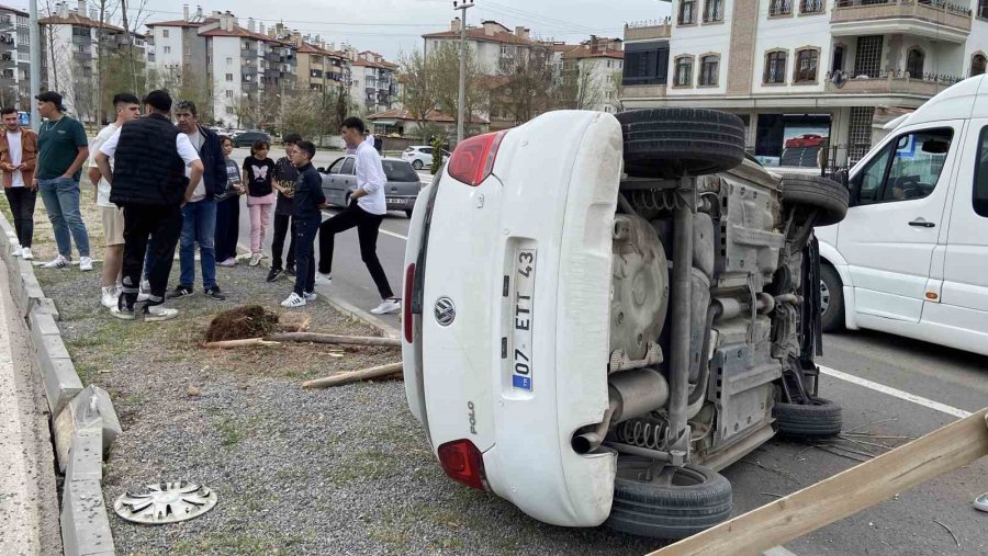 Kontrolden Çıkan Otomobil Refüje Devrildi, Yaralı Sürücü Kaçtı