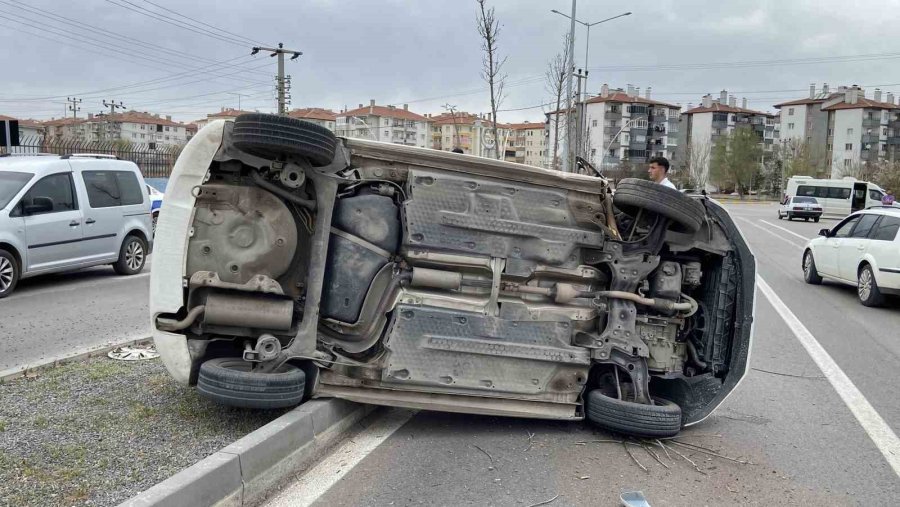 Kontrolden Çıkan Otomobil Refüje Devrildi, Yaralı Sürücü Kaçtı