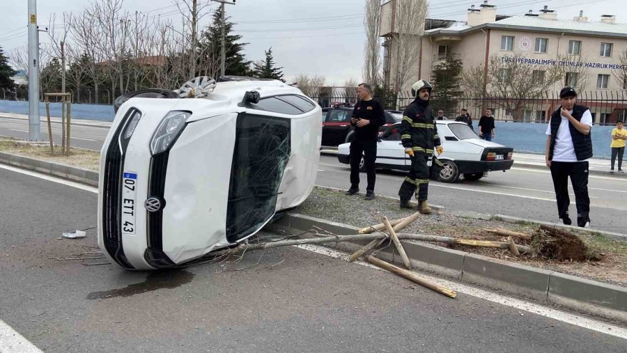 Kontrolden Çıkan Otomobil Refüje Devrildi, Yaralı Sürücü Kaçtı