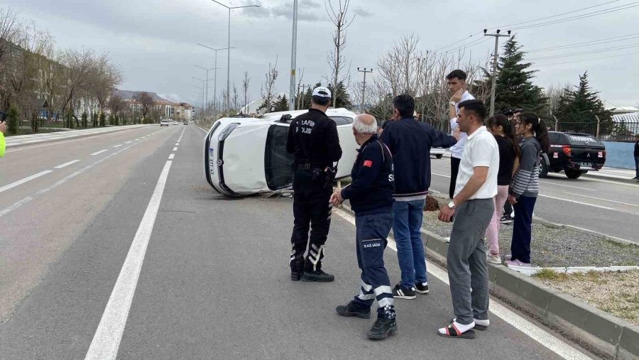 Kontrolden Çıkan Otomobil Refüje Devrildi, Yaralı Sürücü Kaçtı