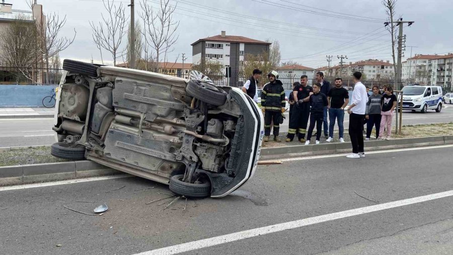 Kontrolden Çıkan Otomobil Refüje Devrildi, Yaralı Sürücü Kaçtı