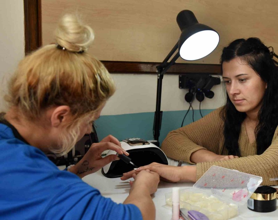 Akmek’te Güzellik Uzmanı Yetişiyor