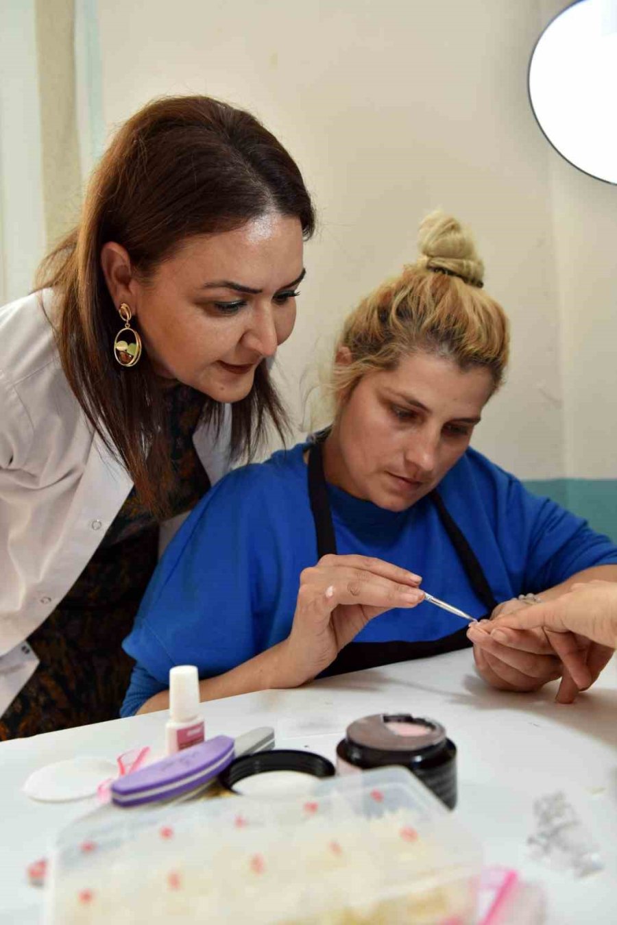 Akmek’te Güzellik Uzmanı Yetişiyor