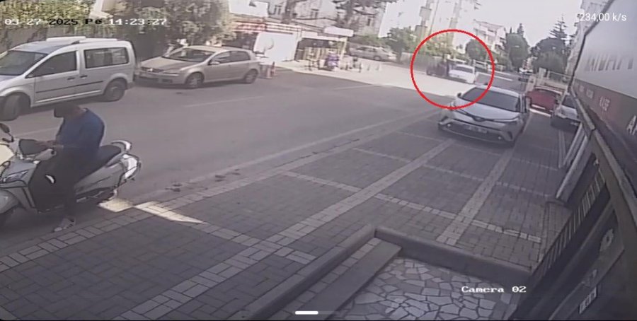 Otomobil İle Motosiklet Çarpıştı