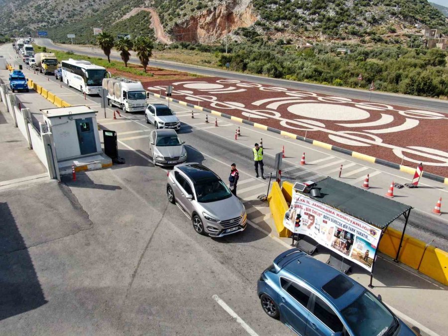 Antalya’da Bayram Yoğunluğu: Kent Girişinde Araç Kuyrukları Oluştu