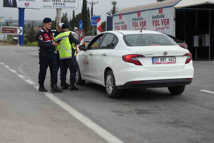 Antalya’da Bayram Yoğunluğu: Kent Girişinde Araç Kuyrukları Oluştu