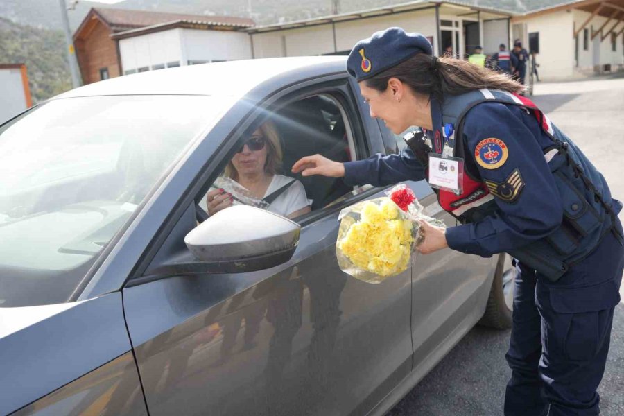 Antalya’da Bayram Yoğunluğu: Kent Girişinde Araç Kuyrukları Oluştu