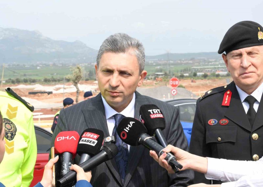 Antalya’da Bayram Yoğunluğu: Kent Girişinde Araç Kuyrukları Oluştu