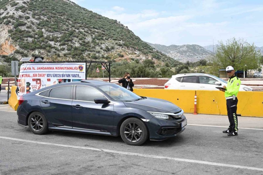 Antalya’da Bayram Yoğunluğu: Kent Girişinde Araç Kuyrukları Oluştu