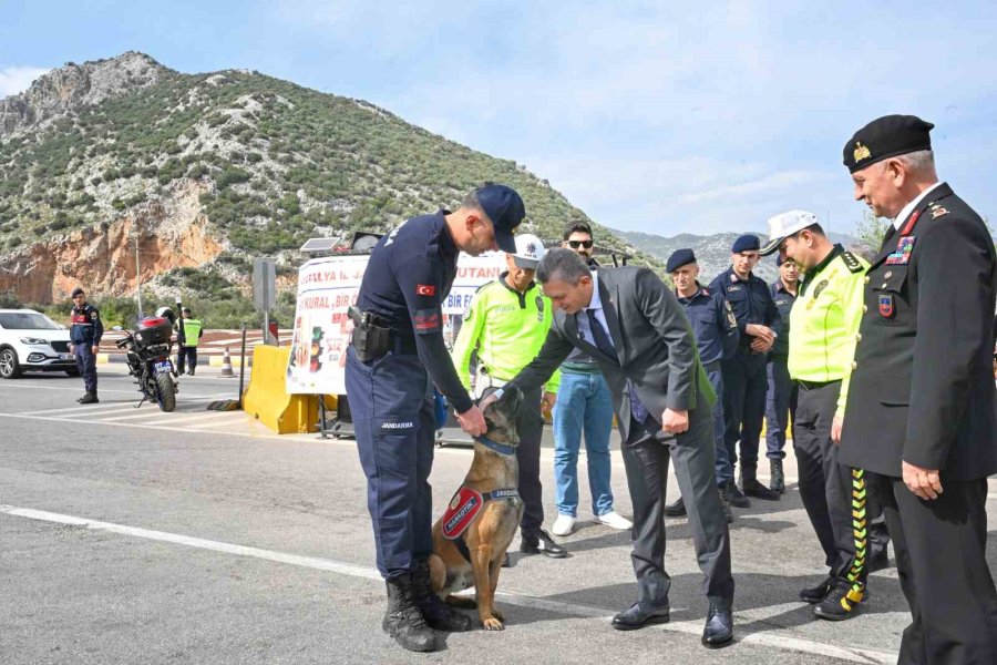 Antalya’da Bayram Yoğunluğu: Kent Girişinde Araç Kuyrukları Oluştu