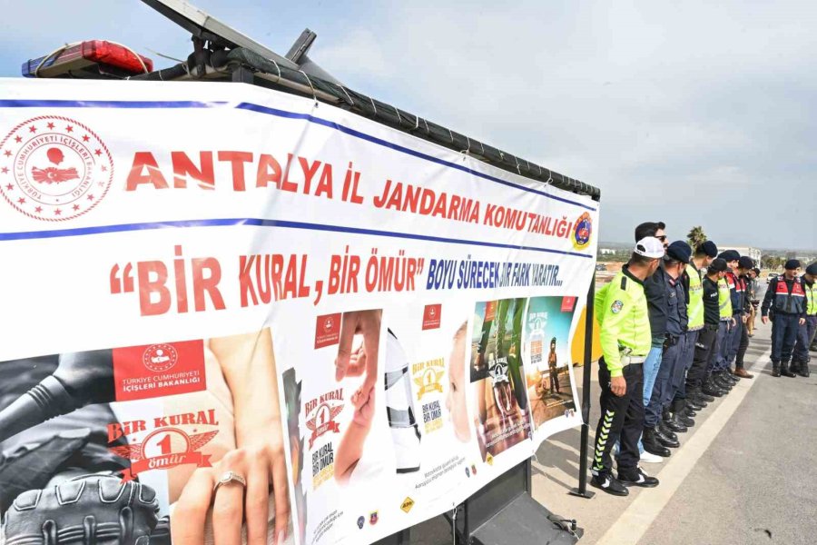 Antalya’da Bayram Yoğunluğu: Kent Girişinde Araç Kuyrukları Oluştu