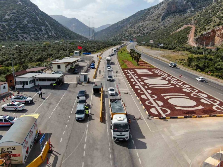 Antalya’da Bayram Yoğunluğu: Kent Girişinde Araç Kuyrukları Oluştu