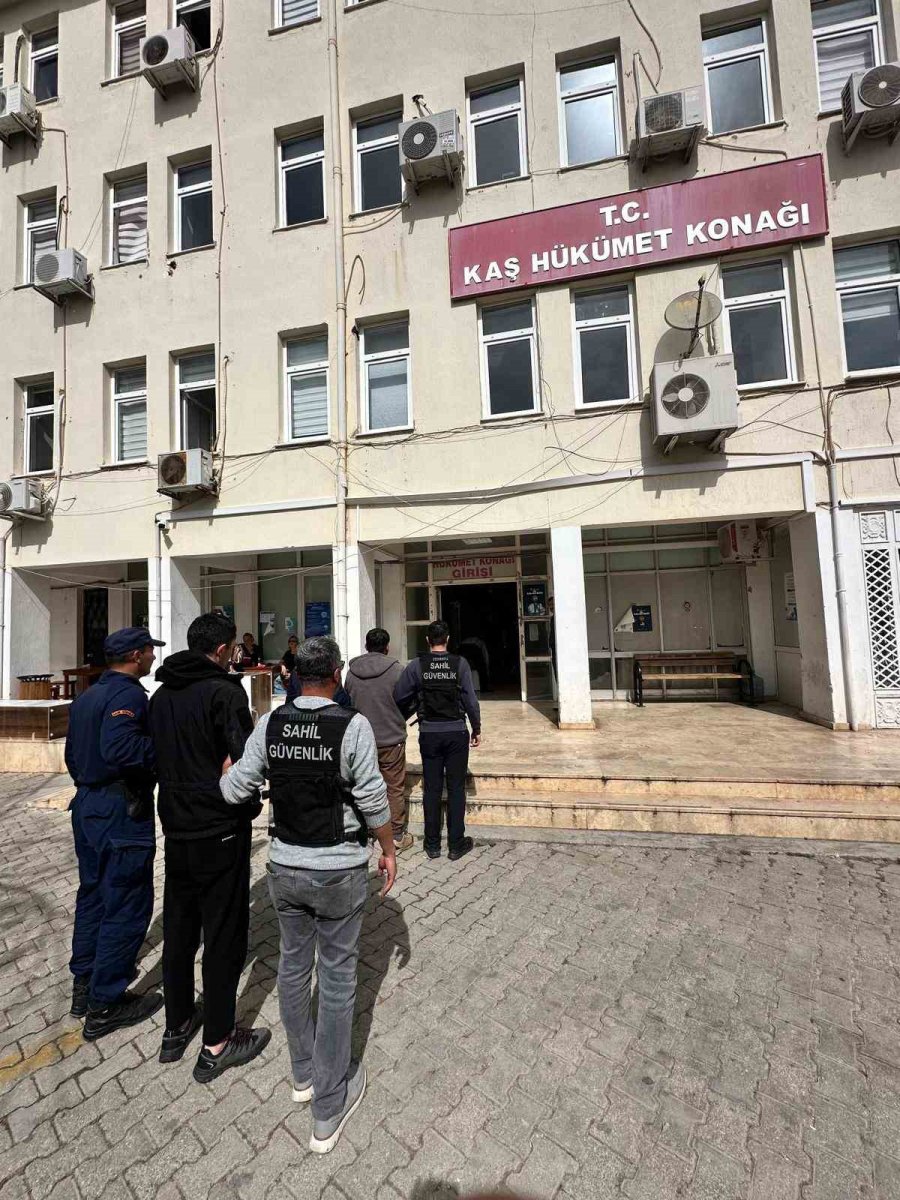 Kaş’ta Düzensiz Göçmen Kaçakçılığı Operasyonunda 2 Kişi Tutuklandı