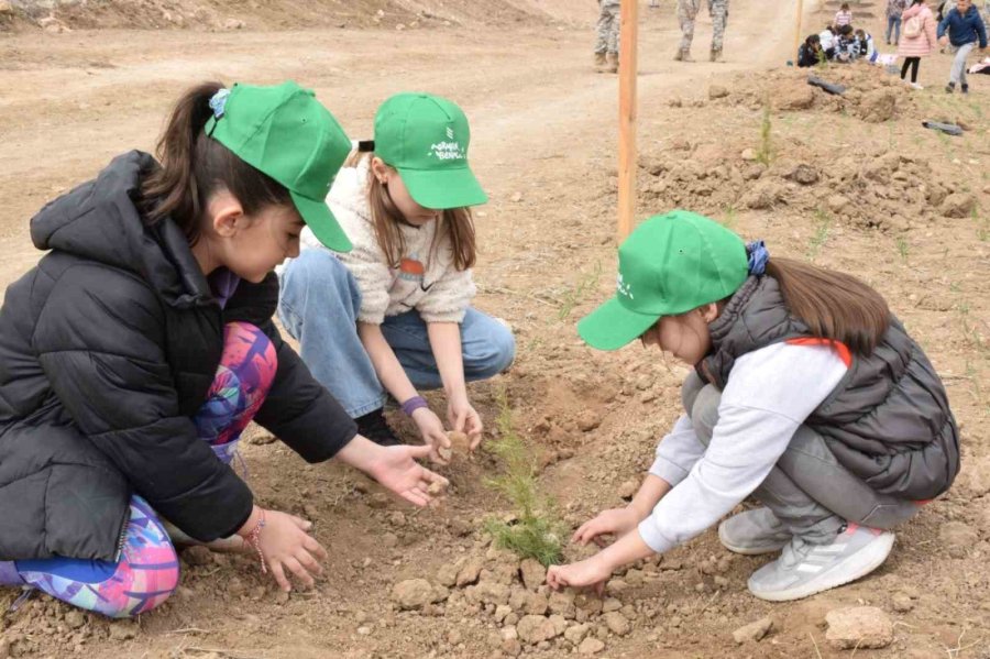 Eskişehir’de Ağaç Bayramında 6 Bin Fidan Toprakla Buluştu