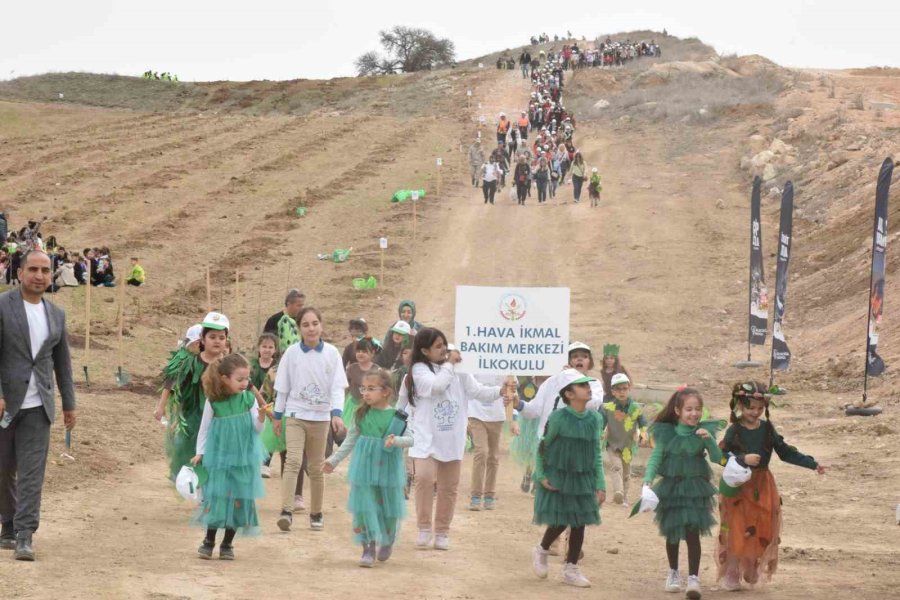 Eskişehir’de Ağaç Bayramında 6 Bin Fidan Toprakla Buluştu