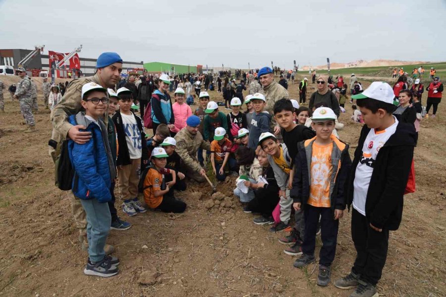 Eskişehir’de Ağaç Bayramında 6 Bin Fidan Toprakla Buluştu