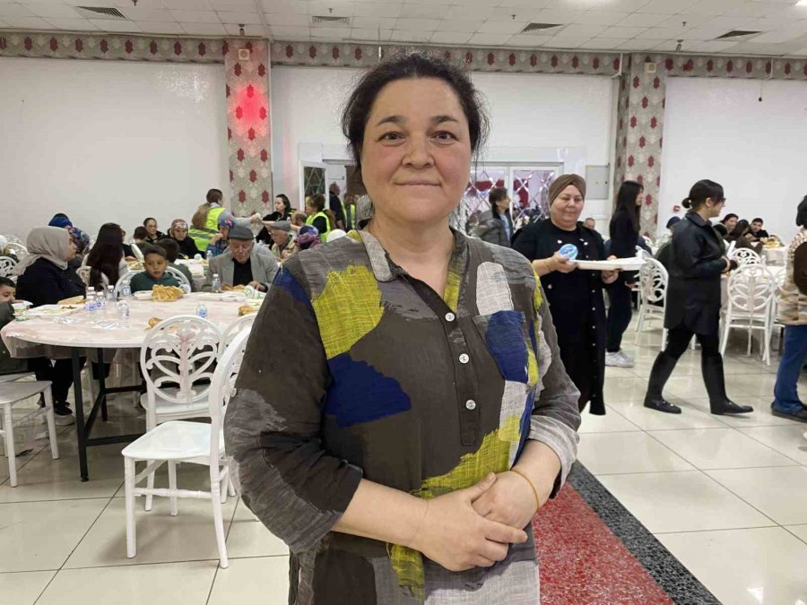 Hayırseverler Yüzlerce Vatandaşa İftar Verip Çocuklara Bayramlık Dağıttı