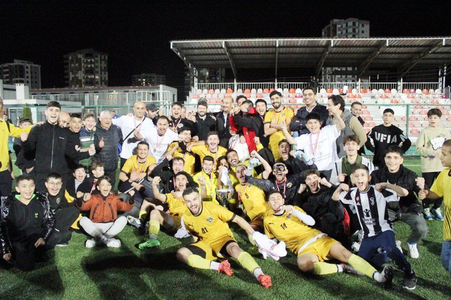 Süper Amatör Küme’nin Şampiyonu Kupasını Aldı