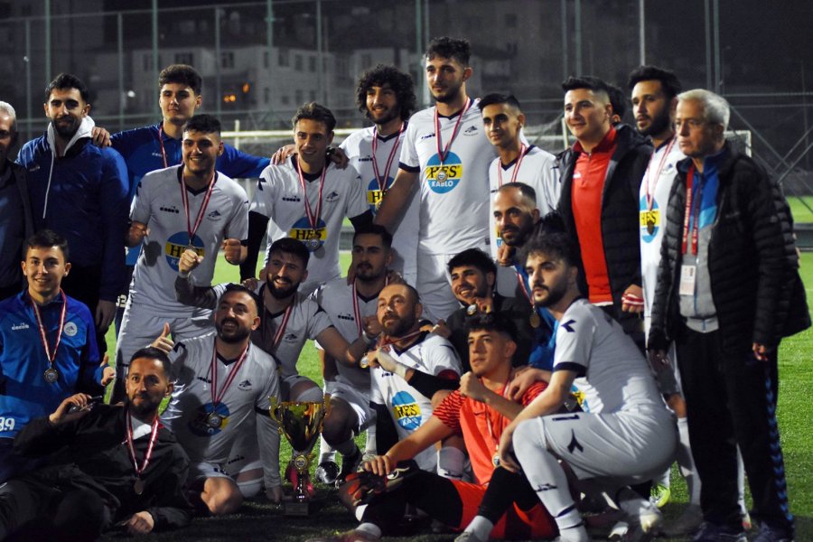 Süper Amatör Küme’nin Şampiyonu Kupasını Aldı