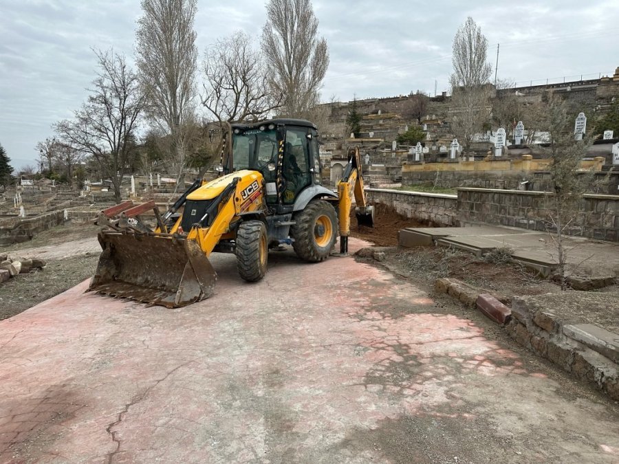 Melikgazi’de Mezarlıklar Bayrama Hazır