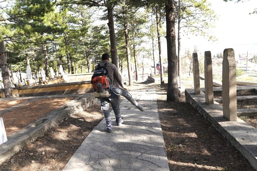 Melikgazi’de Mezarlıklar Bayrama Hazır