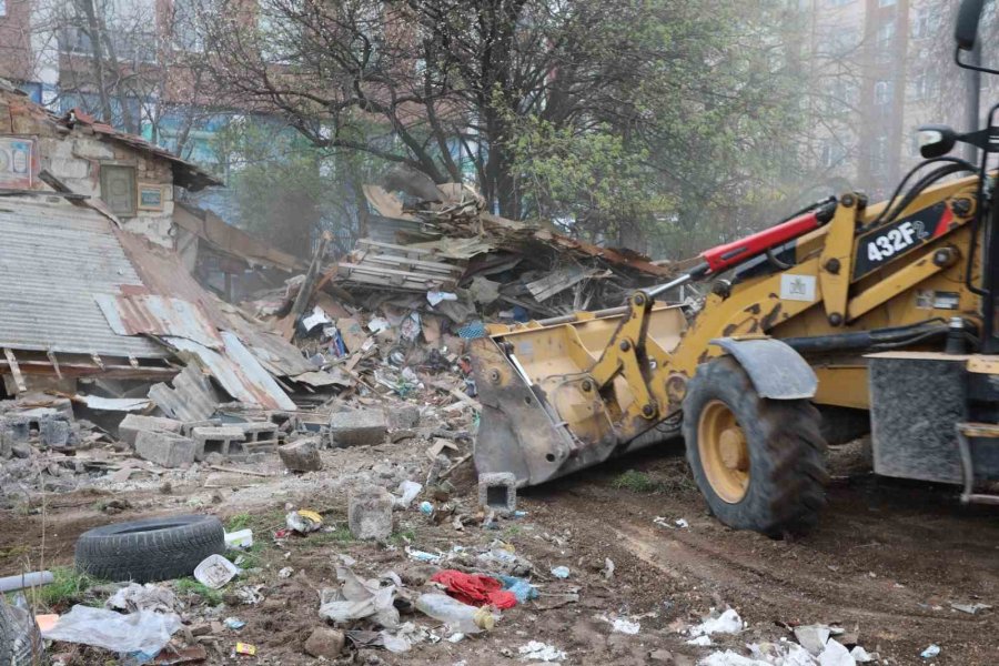 Odunpazarı Belediyesi Tehlike Arz Eden Metruk Binayı Yıktı