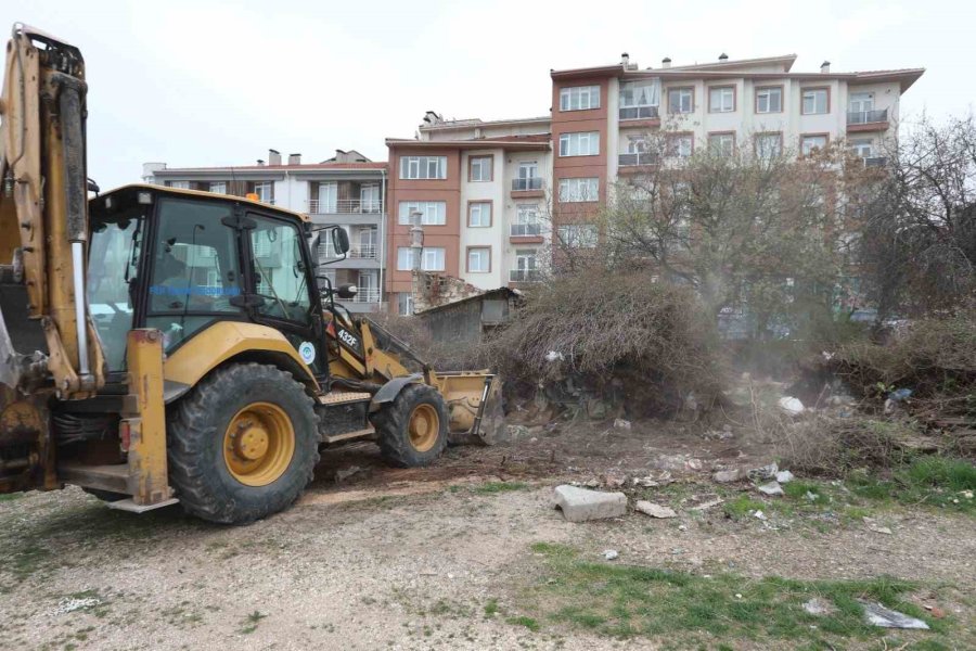 Odunpazarı Belediyesi Tehlike Arz Eden Metruk Binayı Yıktı