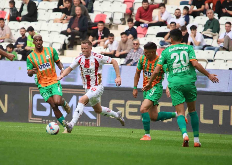 Trendyol Süper Lig: Antalyaspor: 1 - Alanyaspor: 1 (ilk Yarı)