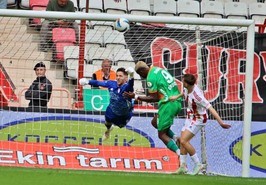 Trendyol Süper Lig: Antalyaspor: 1 - Alanyaspor: 1 (ilk Yarı)