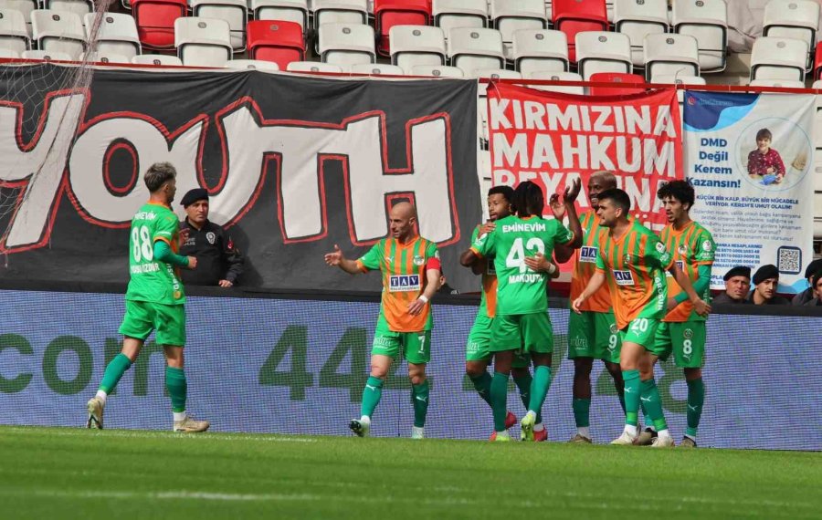 Trendyol Süper Lig: Antalyaspor: 1 - Alanyaspor: 1 (ilk Yarı)