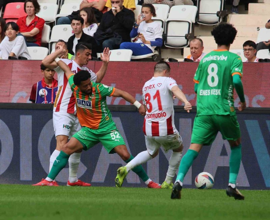 Trendyol Süper Lig: Antalyaspor: 1 - Alanyaspor: 1 (ilk Yarı)