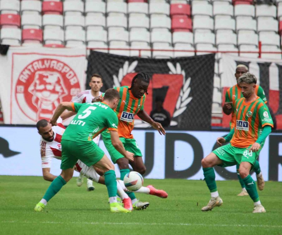 Trendyol Süper Lig: Antalyaspor: 1 - Alanyaspor: 1 (ilk Yarı)
