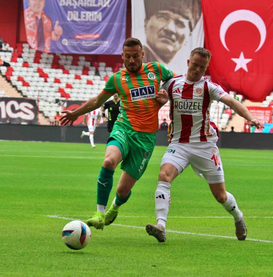 Trendyol Süper Lig: Antalyaspor: 1 - Alanyaspor: 1 (ilk Yarı)