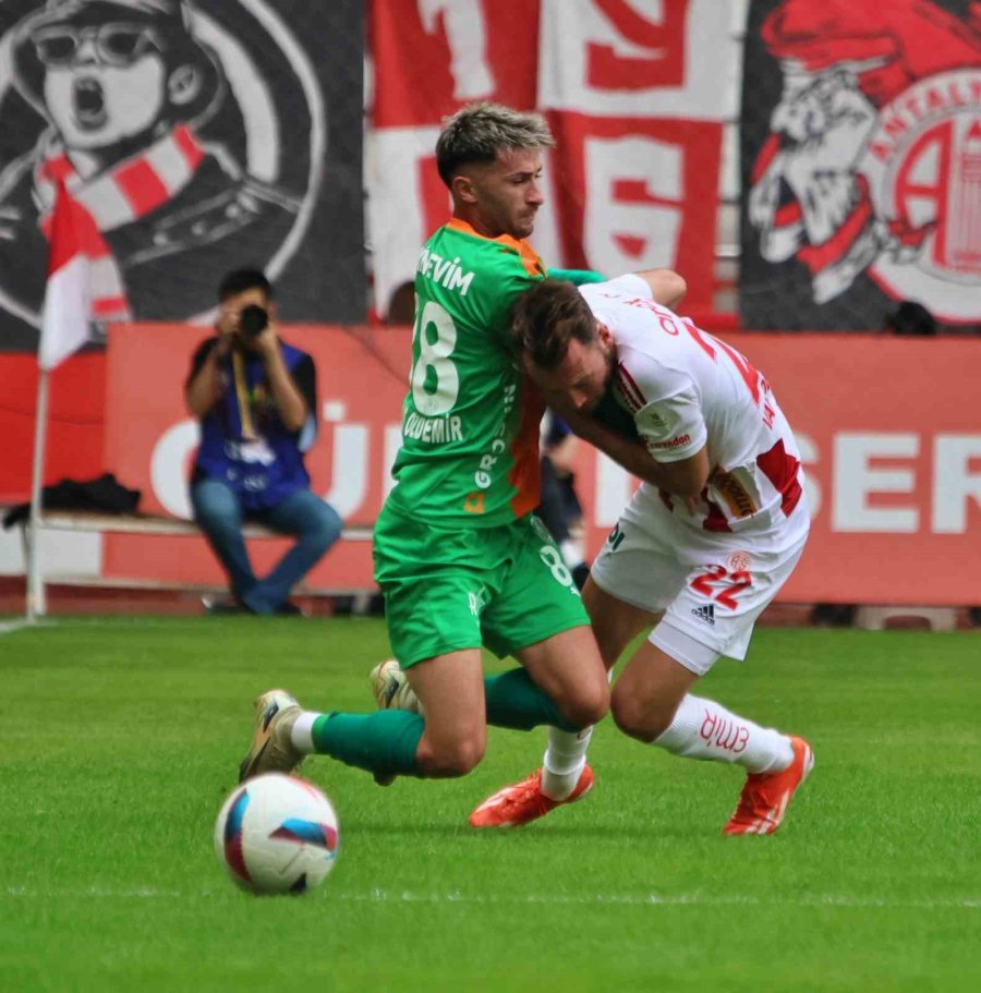 Trendyol Süper Lig: Antalyaspor: 1 - Alanyaspor: 1 (ilk Yarı)