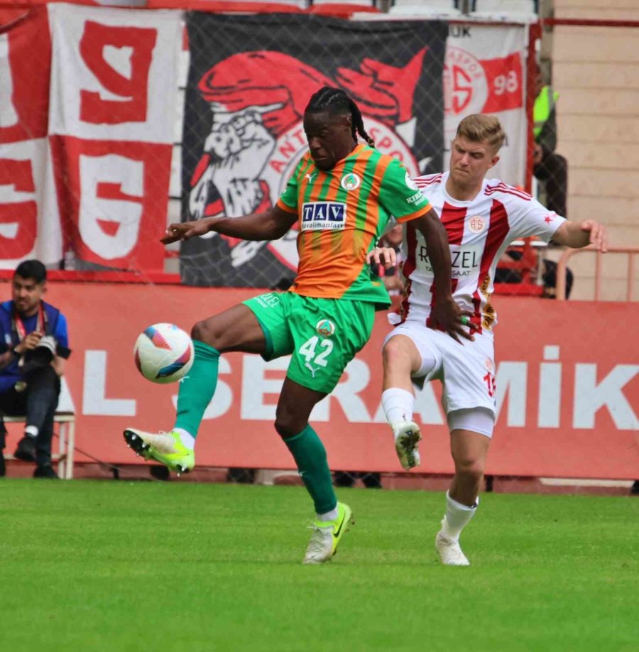 Trendyol Süper Lig: Antalyaspor: 1 - Alanyaspor: 1 (ilk Yarı)
