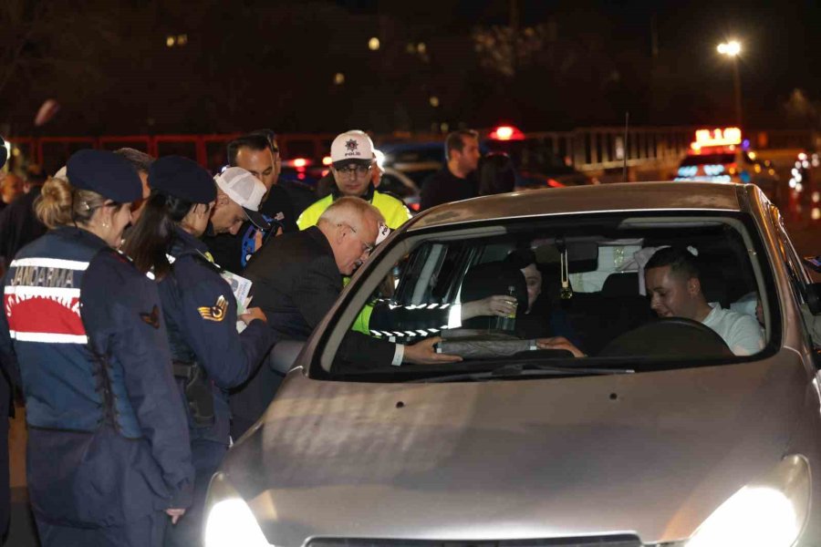 Vali Kumbuzoğlu, Tedbirleri Yerinde İnceledi, Vatandaşların Bayramını Kutladı