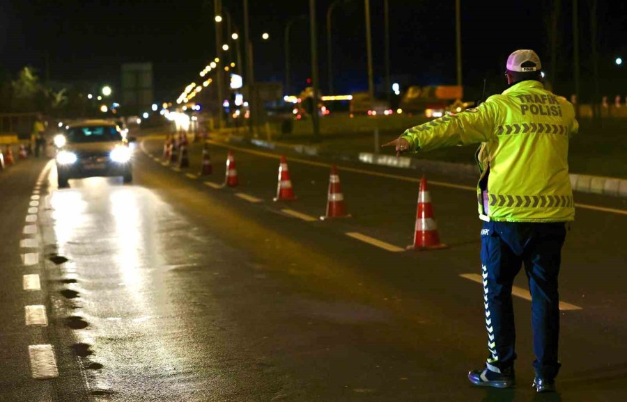 Vali Kumbuzoğlu, Tedbirleri Yerinde İnceledi, Vatandaşların Bayramını Kutladı