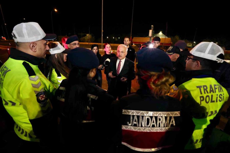 Vali Kumbuzoğlu, Tedbirleri Yerinde İnceledi, Vatandaşların Bayramını Kutladı