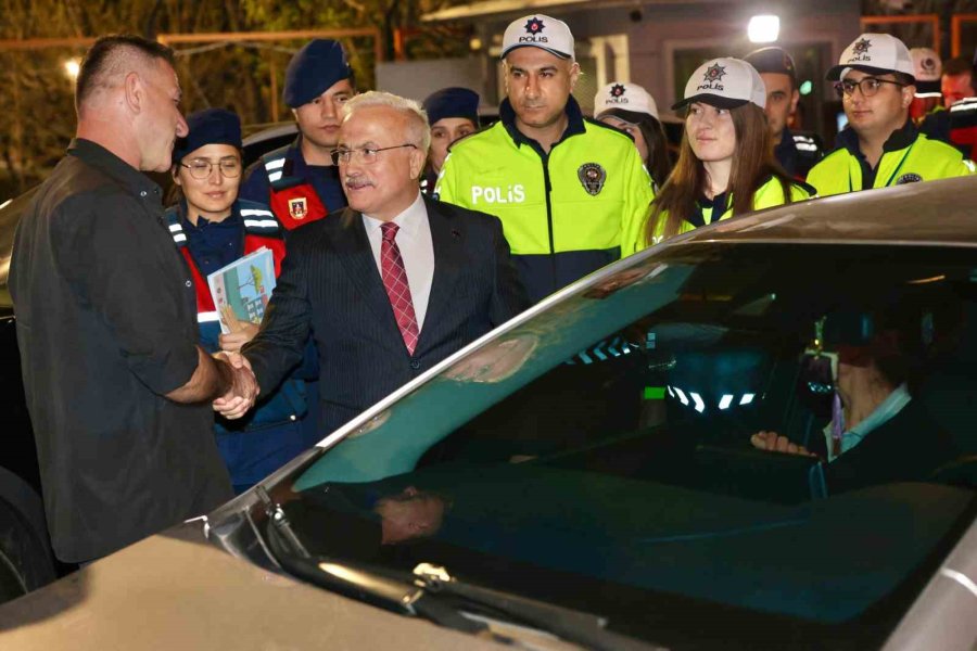 Vali Kumbuzoğlu, Tedbirleri Yerinde İnceledi, Vatandaşların Bayramını Kutladı