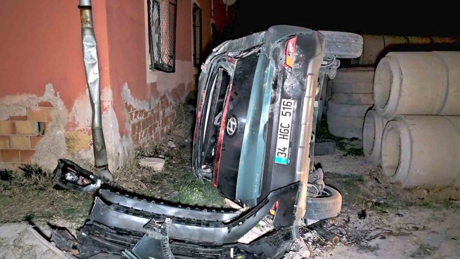 Yoldan Çıkan Otomobil 200 Metre Sürüklendi, Evin Duvarına Çarptı: 1 Yaralı