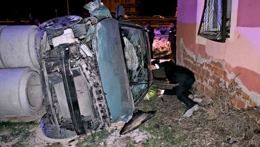 Yoldan Çıkan Otomobil 200 Metre Sürüklendi, Evin Duvarına Çarptı: 1 Yaralı