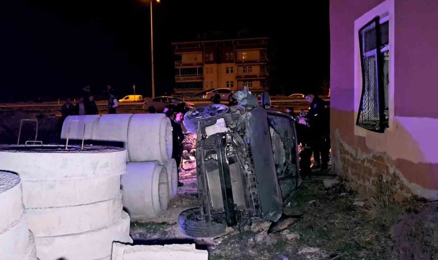 Yoldan Çıkan Otomobil 200 Metre Sürüklendi, Evin Duvarına Çarptı: 1 Yaralı
