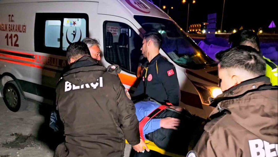 Yoldan Çıkan Otomobil 200 Metre Sürüklendi, Evin Duvarına Çarptı: 1 Yaralı