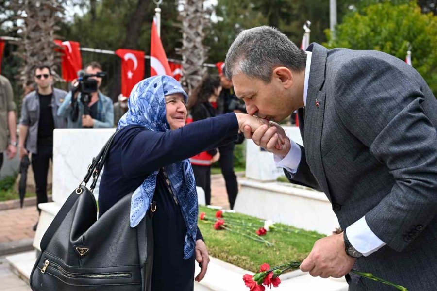 Bayramı Arefesinde Şehitler Kabirleri Başında Dualarla Anıldı