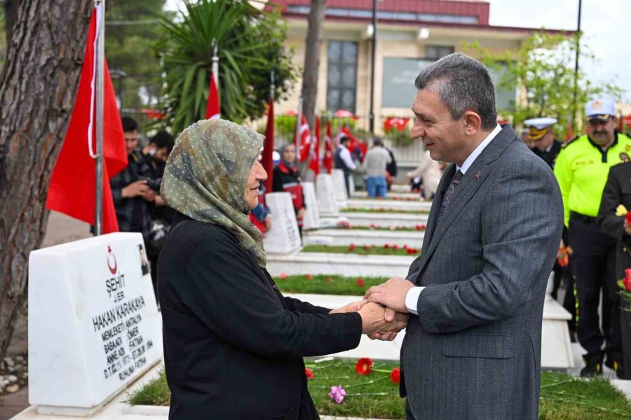 Bayramı Arefesinde Şehitler Kabirleri Başında Dualarla Anıldı