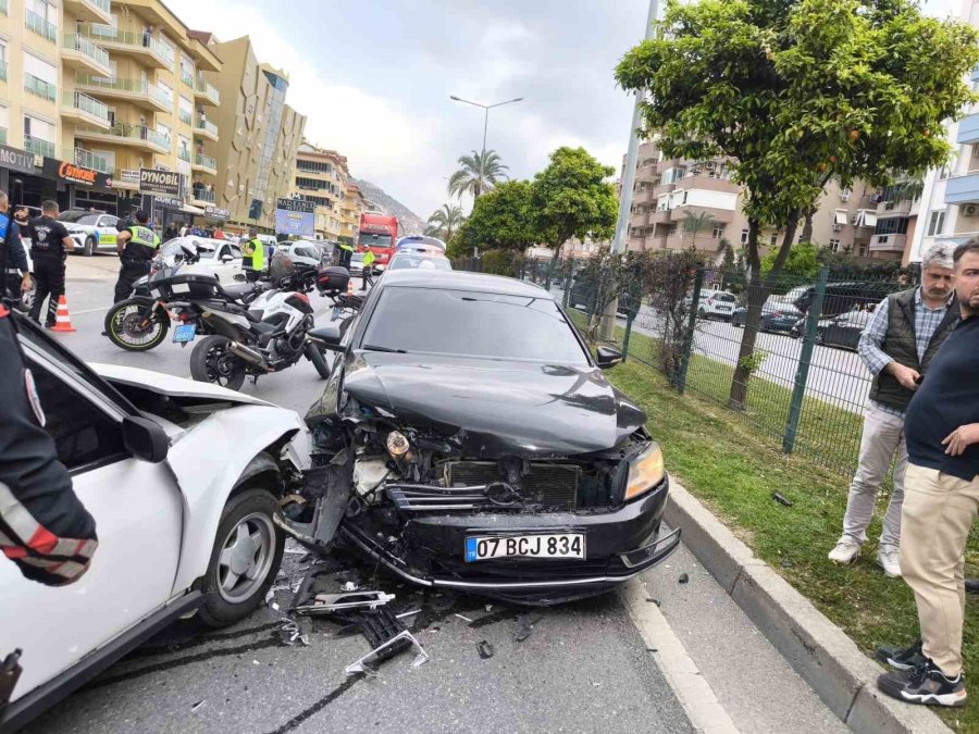 Peşine Takılan Polislerden Kurtulmak İçin Ters Yönden Kaçınca Kaza Kaçınılmaz Oldu