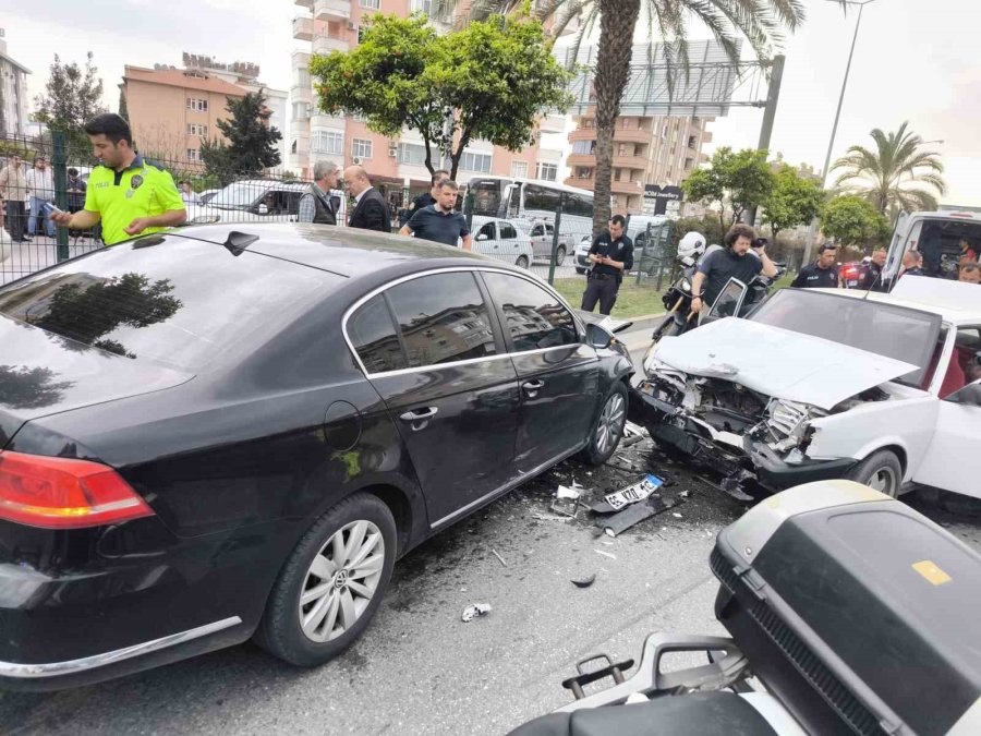 Peşine Takılan Polislerden Kurtulmak İçin Ters Yönden Kaçınca Kaza Kaçınılmaz Oldu